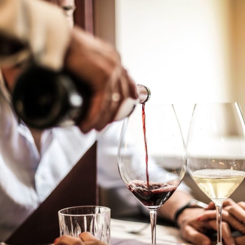 Viinin tarjoilua Ravintola Castellossa